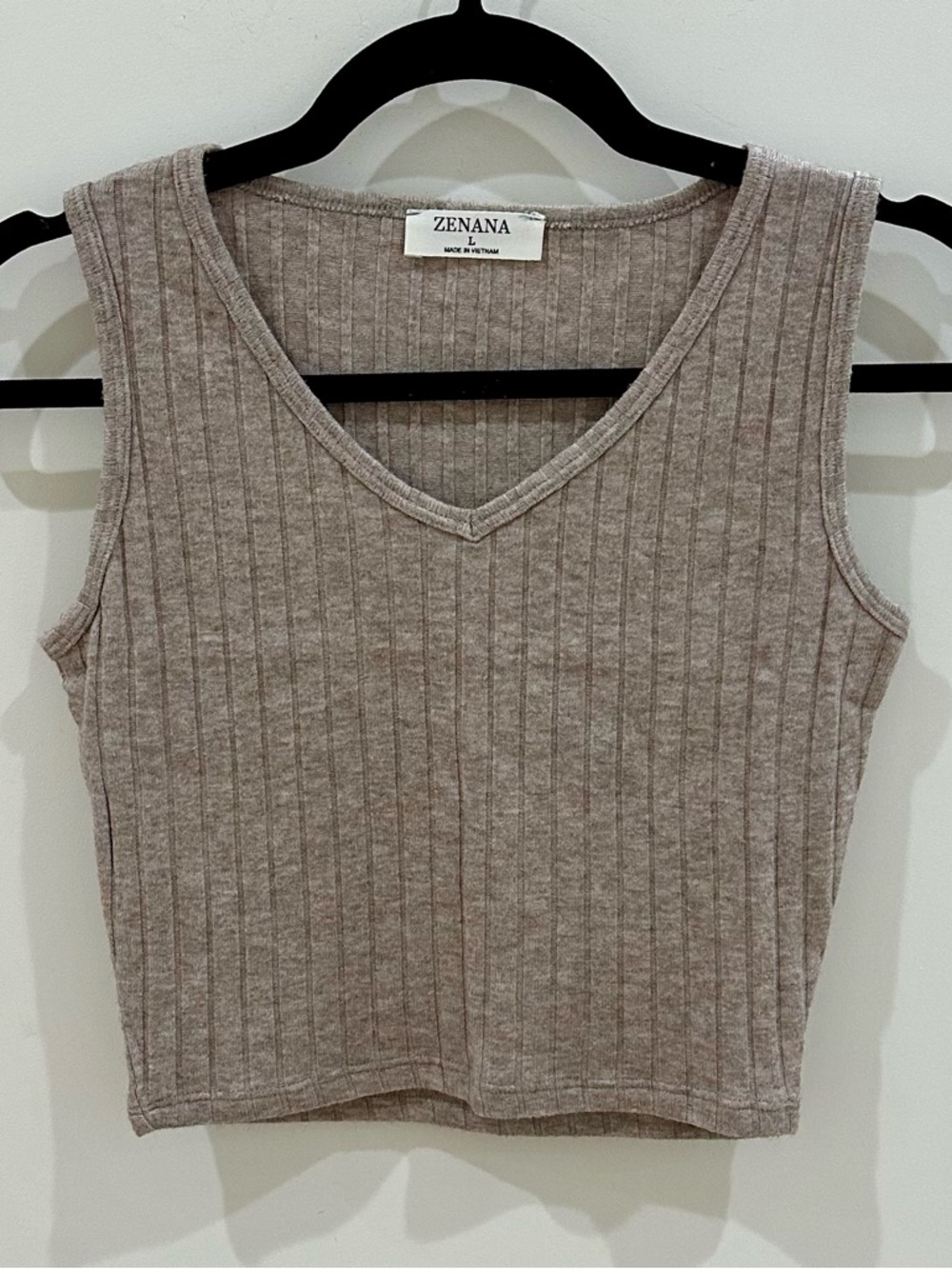 NWOT Zenana Ribbed V Scoop Neck Crop Top Size L - Picture 2 of 4